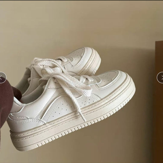 Damen Sportliche Sneakers mit gepolsterter Laufsohle und markantem Design EB