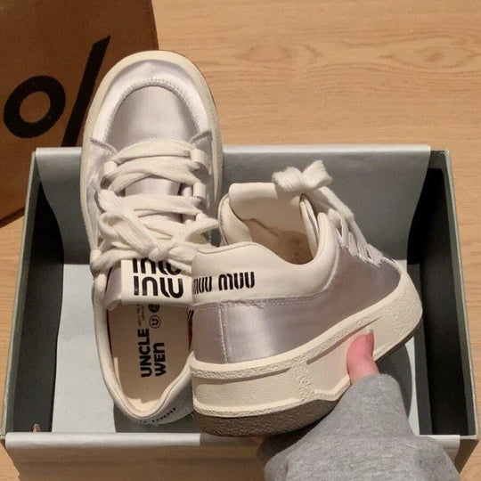 Damen Sneaker mit weichem Satin-Obermaterial und praktischer Schnürung EB