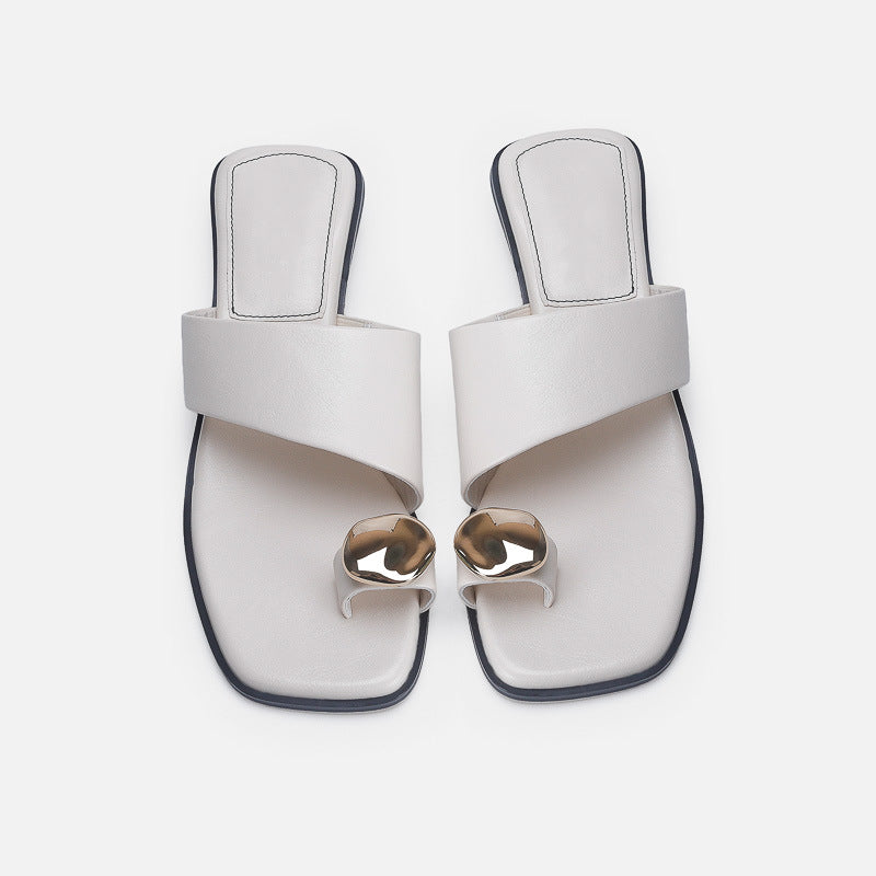 Damen elegante Zehentrenner-Sandalen mit geschwungenem Riemendesign und exklusivem Metallakzent EB