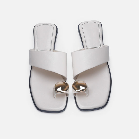 Damen elegante Zehentrenner-Sandalen mit geschwungenem Riemendesign und exklusivem Metallakzent EB