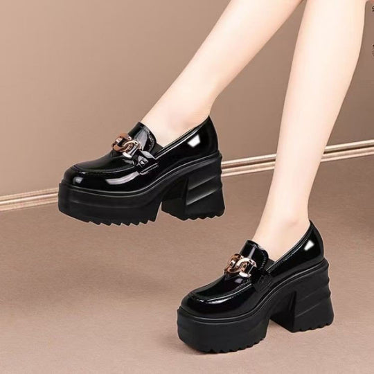 Damen Hochfront Mules mit glänzendem Obermaterial und modischem Ketten-Detail EB