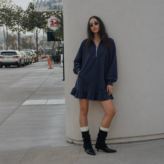 Damen Oversize-Sweatkleid mit halbem Reißverschluss, Ballonärmeln, seitlichen Eingrifftaschen und Volant-Saum Eichborn Berlin
