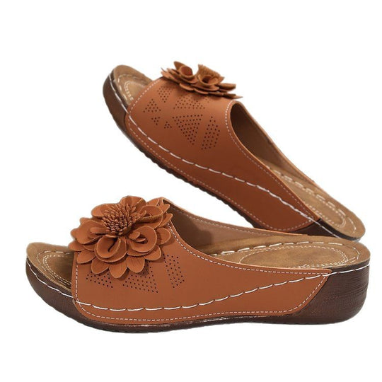 Damen Offene Zehen-Pantoletten mit Blumenapplikation, perforiertem Obermaterial und ergonomischer Keilsohle EB