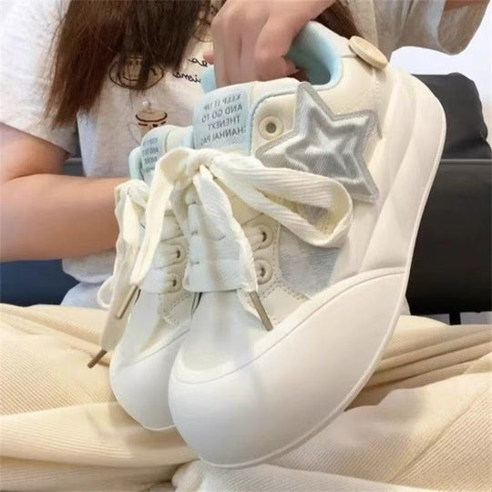 Damen Sneakers im sportlich-eleganten Design mit dekorativem Knopf und gepolsterter Innensohle EB