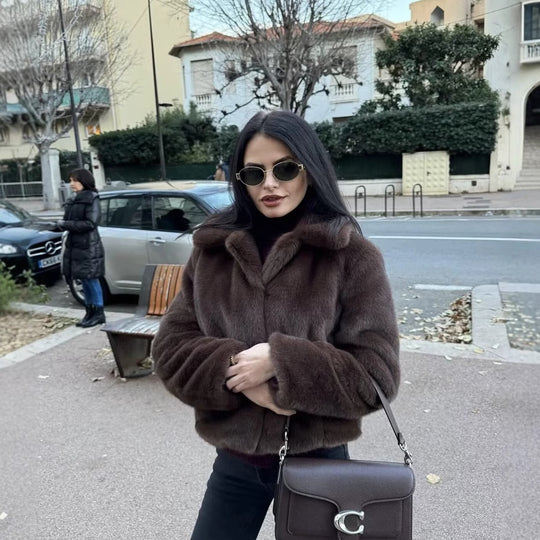 Damen Kunstpelzjacke mit elegantem Kragen und modischem Schnitt EB