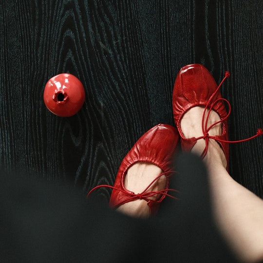 Damen Ballerina-Schuhe mit elegante Raffung und modischem Schnürdetail EB