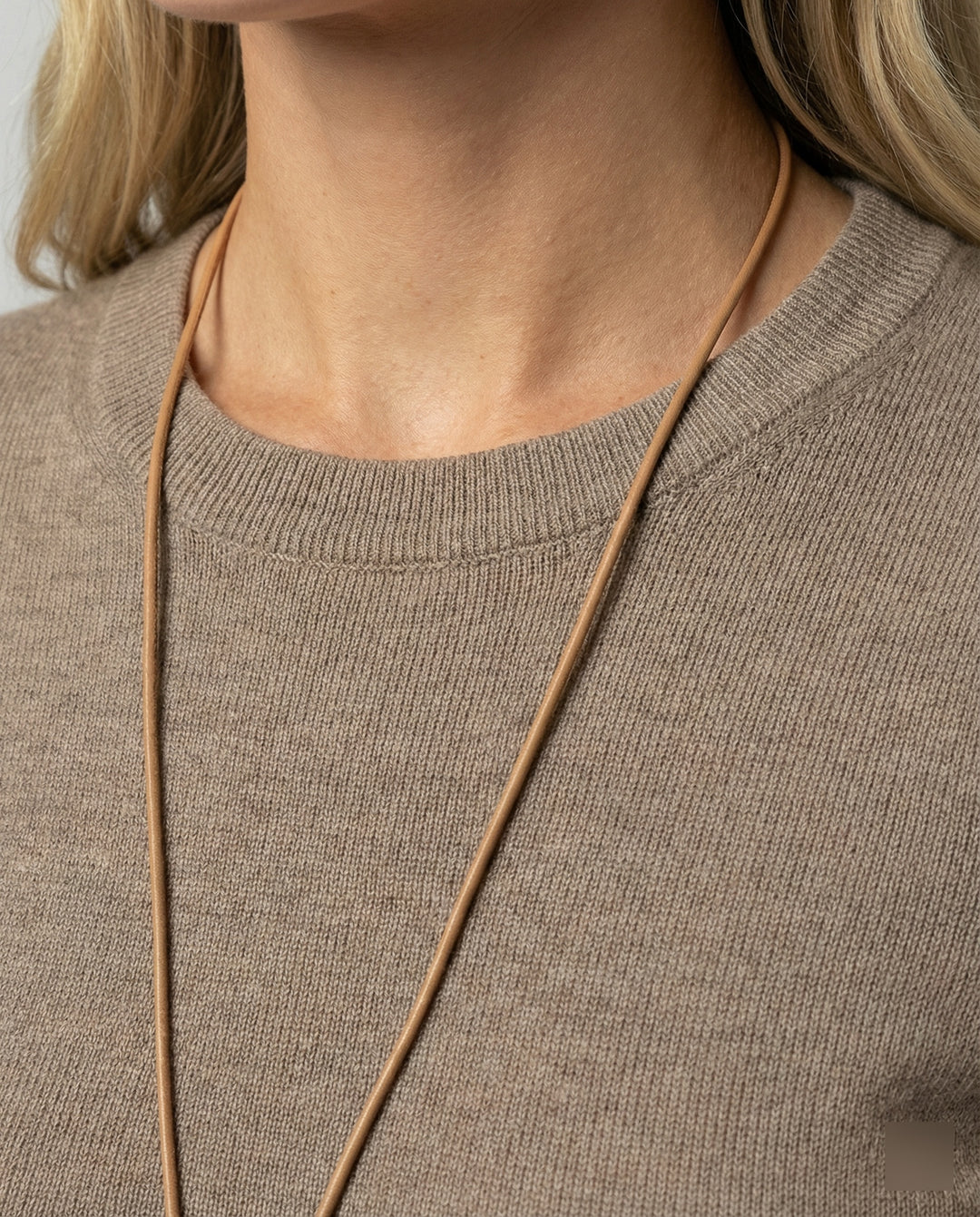 Schicker taillierter Damen Strickpullover in Kaffeebraun für den Herbstlook