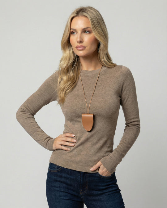 Schicker taillierter Damen Strickpullover in Kaffeebraun für den Herbstlook