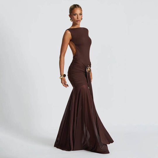 Damen elegantes bodenlanges Abendkleid mit raffinierten Fältchen und dekorativer Brosche EB