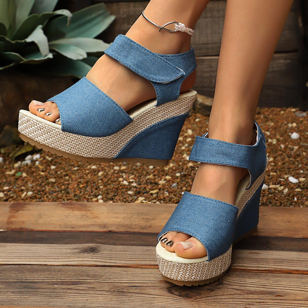 Damen Wedge-Sandalen mit breiten Riemen und luftigem Design EB