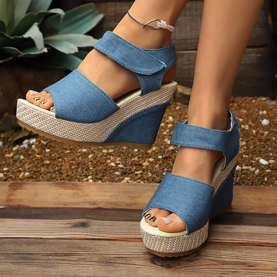 Damen Wedge-Sandalen mit breiten Riemen und luftigem Design EB