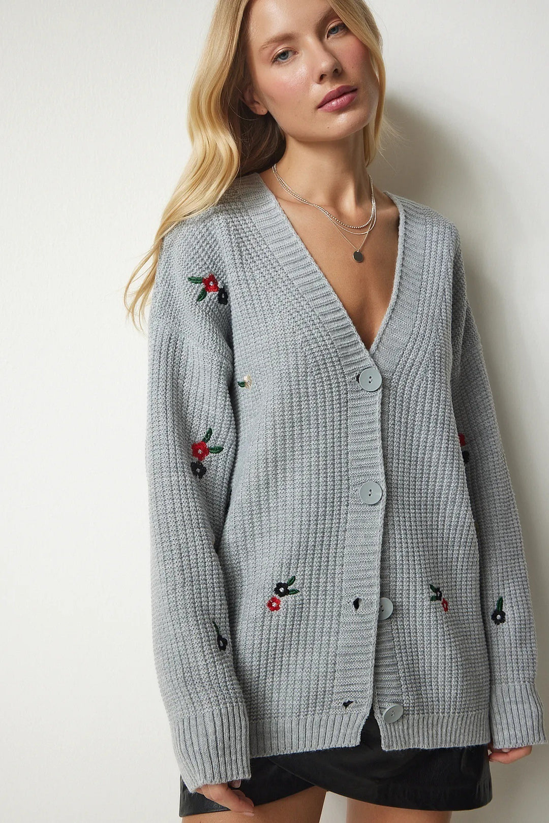Damen Strickjacke mit floralem Stickdesign und komfortablem Schnitt EB