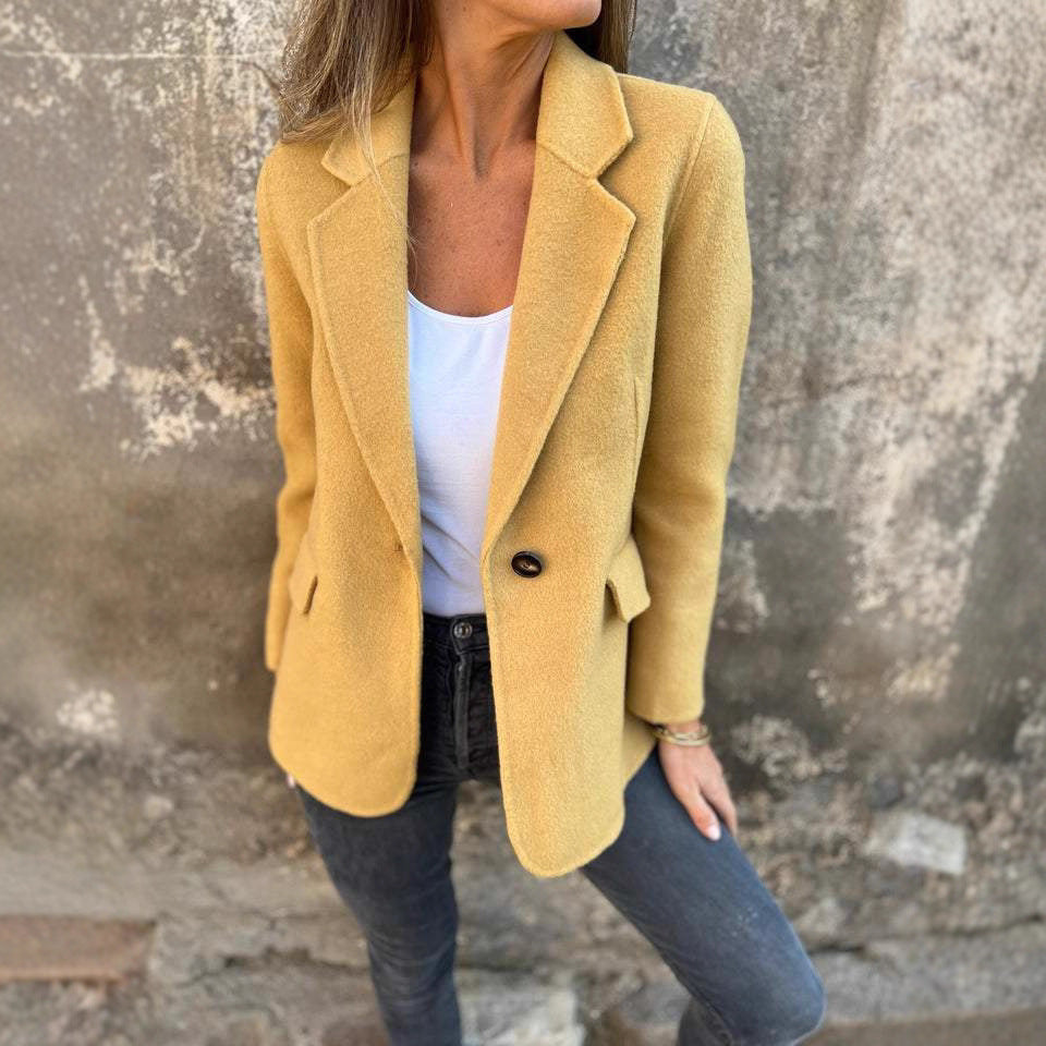 Damen nan taillierter Kurzmantel-Blazer aus Bouclé mit Reverskragen, aufgesetzten Pattentaschen und Ein-Knopf-Verschluss EB