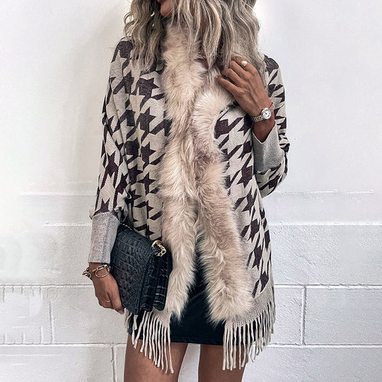 Damen stilvoller Poncho mit exklusivem Fellbesatz und modernem Sternenmuster EB