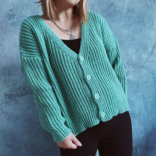 Damen kuschelige Strickjacke mit modernen Knopfdetails und weitem Schnitt EB