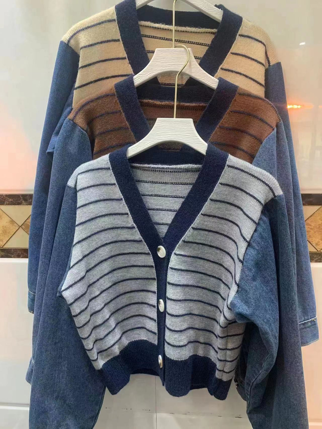 Damen modische Strickjacke mit modernen Streifen-Design und Raglanärmeln EB