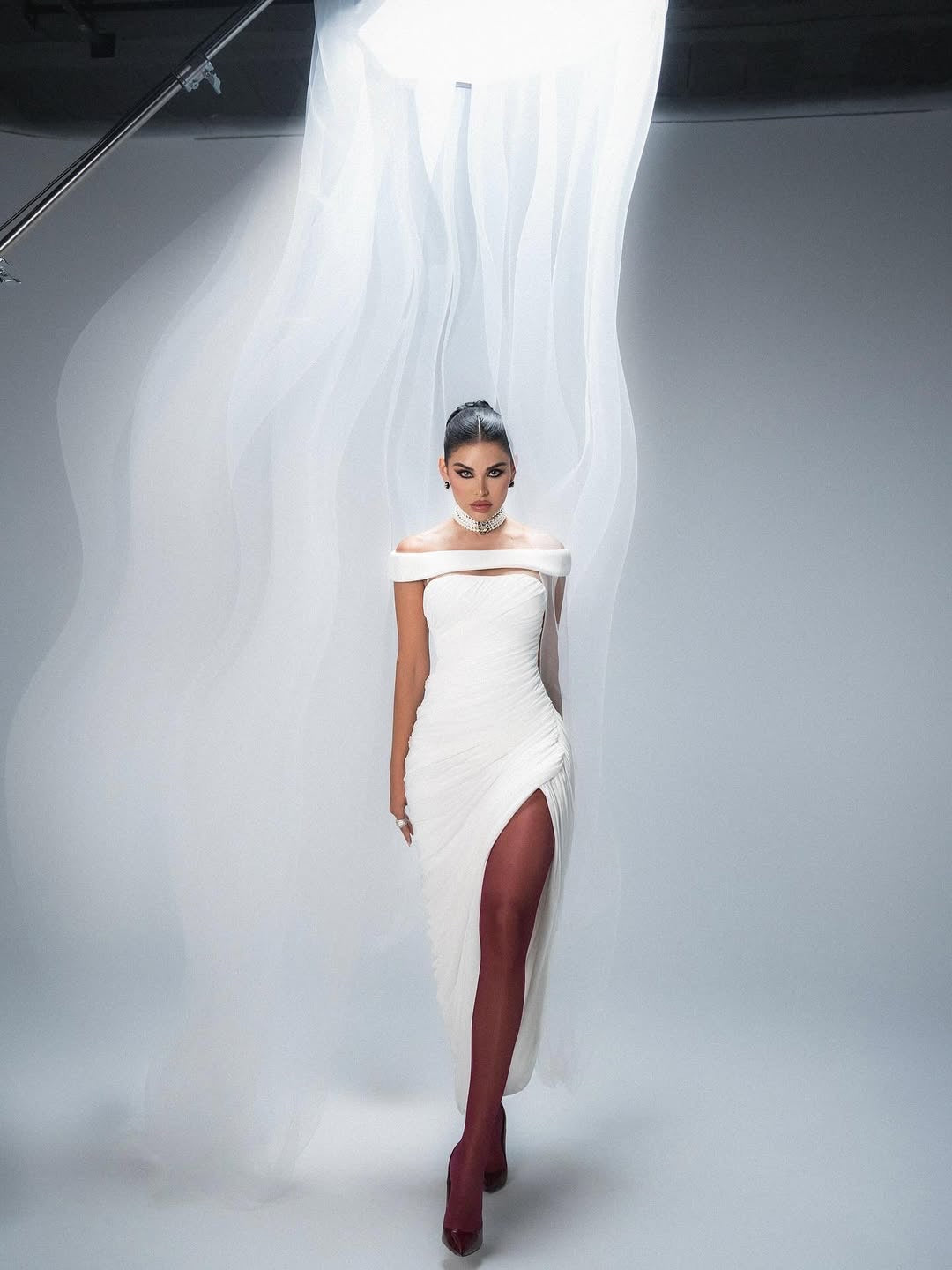 Damen Elegantes, schulterfreies Maxikleid mit raffinierten Drapierungen und hohem Schlitz EB
