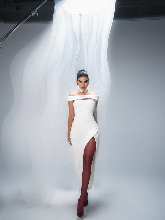Damen Elegantes, schulterfreies Maxikleid mit raffinierten Drapierungen und hohem Schlitz EB