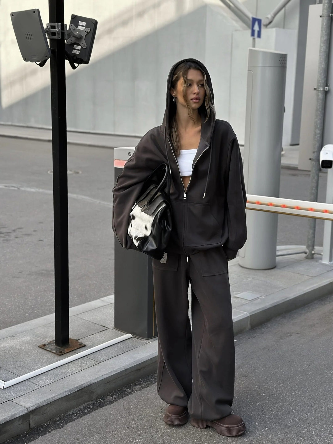 Damen nan oversized Kapuzenjacke mit Reißverschluss und Kängurutasche EB