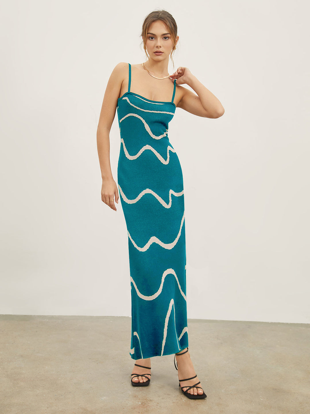 Damen Maxikleid mit modernem Wellenmuster und feinen Spaghettiträgern EB