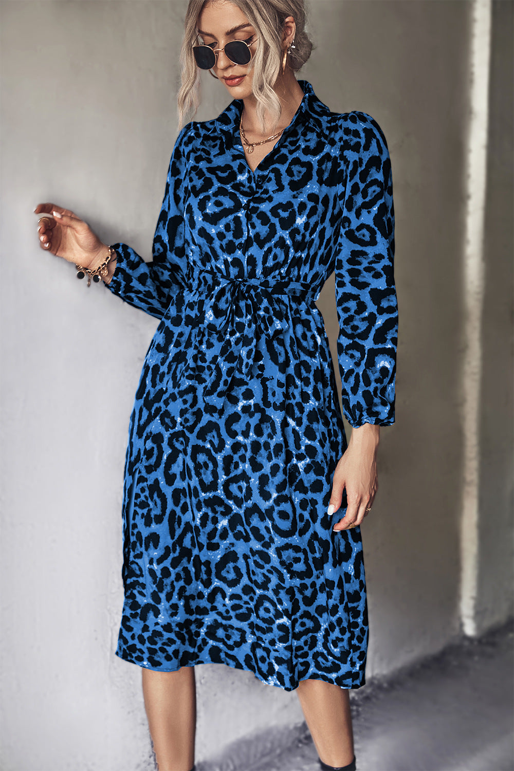 Damen Midi-Kleid mit modernem Leopardenmuster und elegantem Schlitz EB