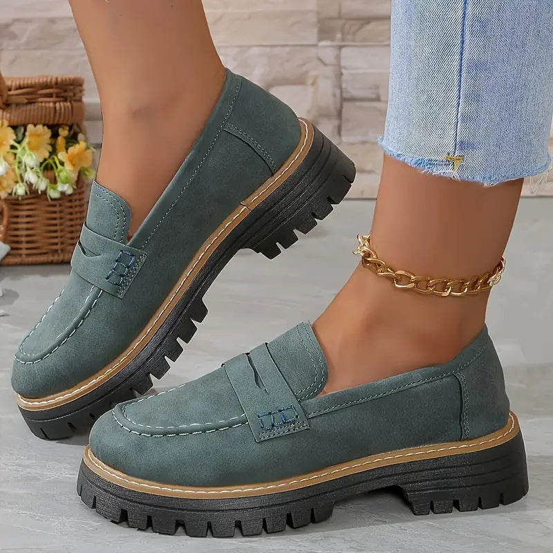 Damen robuster Plateau-Halbschuh im Loafer-Stil mit profilierter Gummisohle und dekorativem Steg EB
