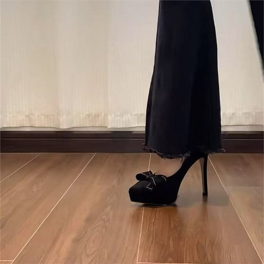 Damen elegante High Heel Plateau-Pumps mit Riemen und Schleifenapplikation EB