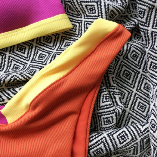Damen Bikini-Set mit modischem V-Ausschnitt und sportlichen Akzenten EB