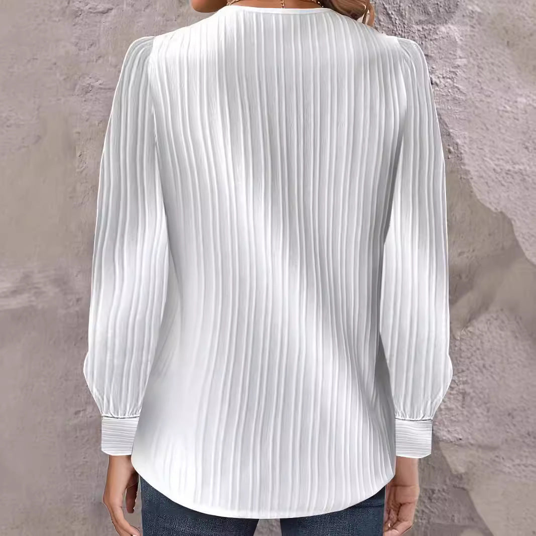 Damen Plissee-Bluse mit asymmetrischem Ausschnitt und Knopf-Details EB