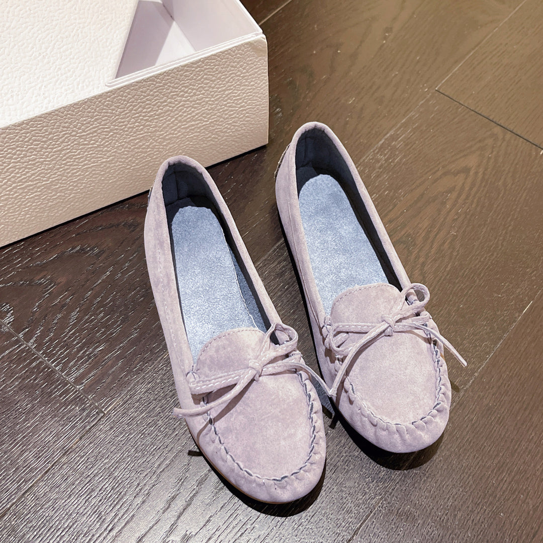Damen Mokassins aus weichem Veloursleder mit dekorativem Band EB