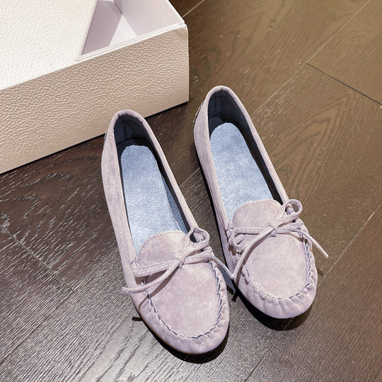 Damen Mokassins aus weichem Veloursleder mit dekorativem Band EB