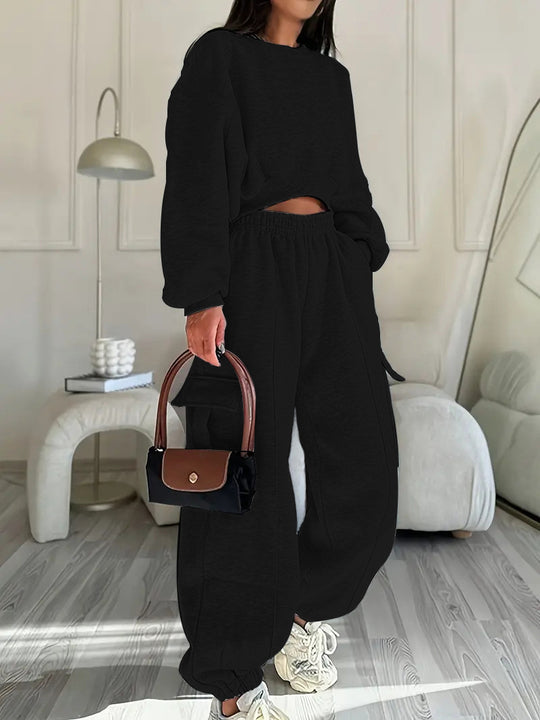 Damen komfortables Cropped-Sweatset mit oversized Pullover und High-Waist Cargo-Jogger Eichborn Berlin