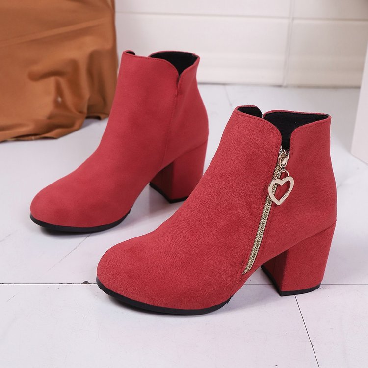 Damen Stiefeletten mit breitem Blockabsatz, Herz-Reißverschluss und Samtvelours-Optik EB
