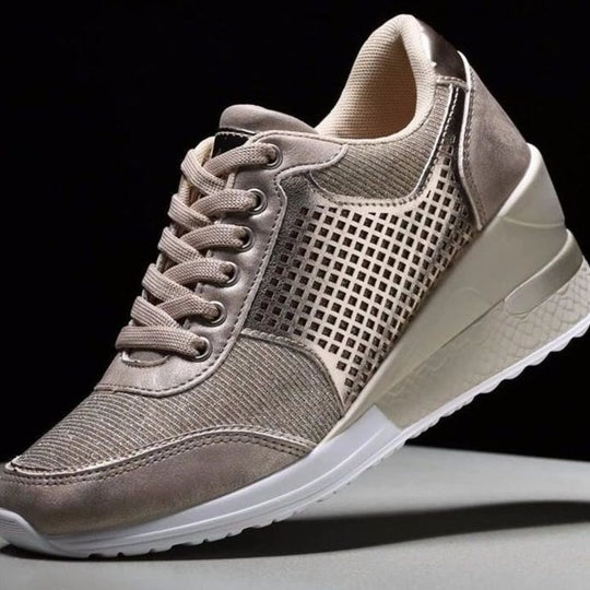 Damen Casual-Keil-Sneaker mit diskretem Lift, atmungsaktivem Rautenmesh und Veloursapplikationen EB