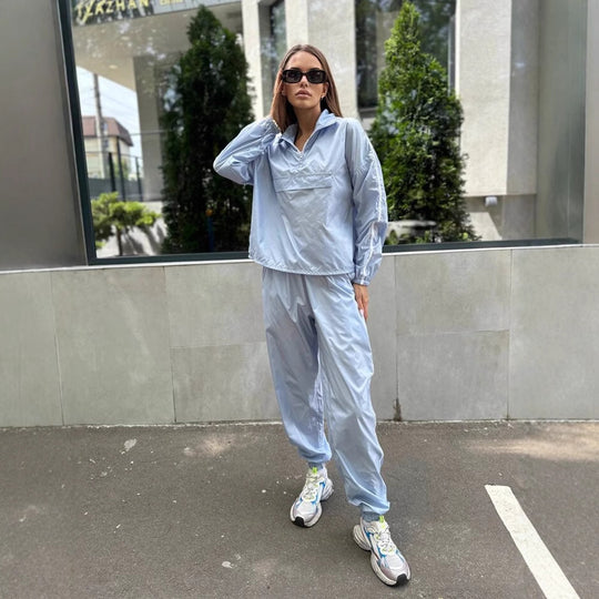 Damen Sportliches Set aus leichtem Material mit Reißverschluss EB