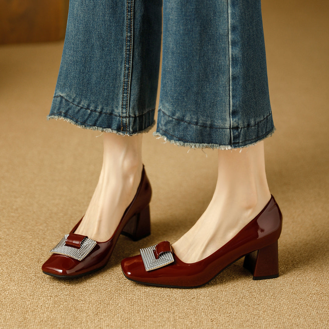 Damen Hochglanz-Pumps mit funkelnder Schmuckapplikation und komfortablem Blockabsatz EB