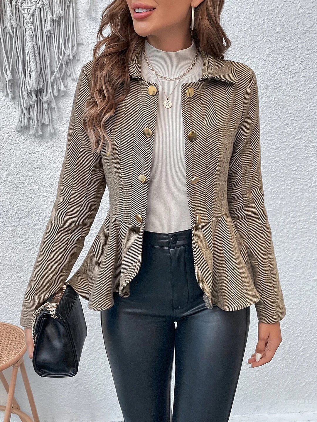 Damen Chic Tailored Blazerjacke mit asymmetrischem Saum und Knopfdetails EB