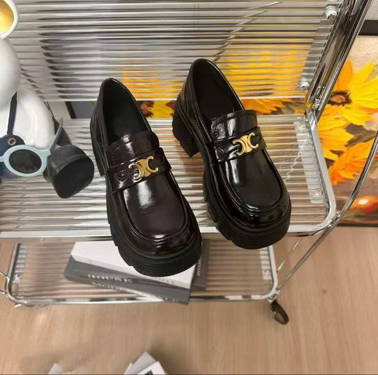 Damen Elegante Loafer mit goldenen Akzenten und dicker Sohle EB