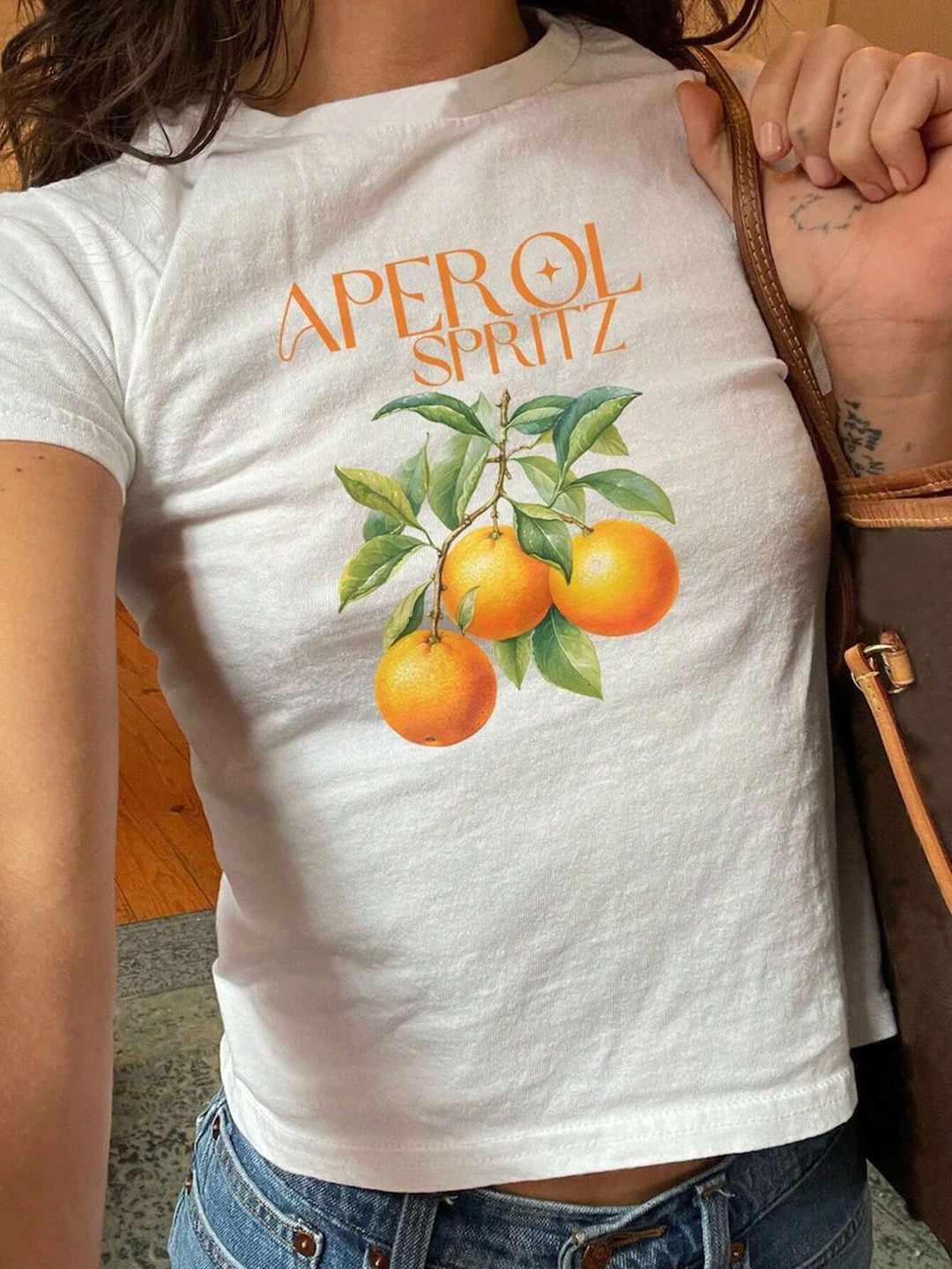 Damen Crop-T-Shirt mit kreativem Cocktail-Design EB