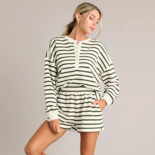 Damen Lässiges Set aus gestreiftem Oberteil und Shorts im Sport-Look EB