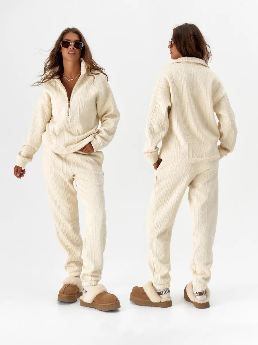 Damen Zopfstrick-Lounge-Set mit halbem Reißverschluss und hochtaillierter Jogginghose Eichborn Berlin
