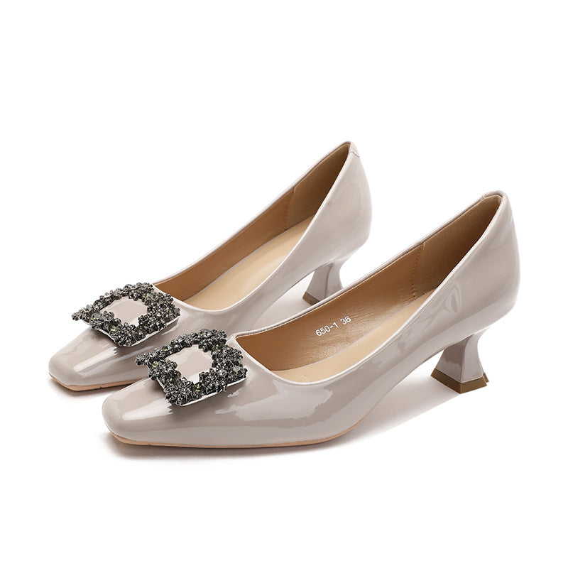 Damen elegante Pumps mit luxuriösem Schmuckdetail und komfortablem Blockabsatz EB