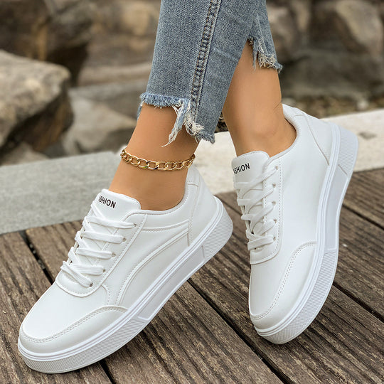 Damen Modische Sneaker mit eleganter Metallapplikation EB