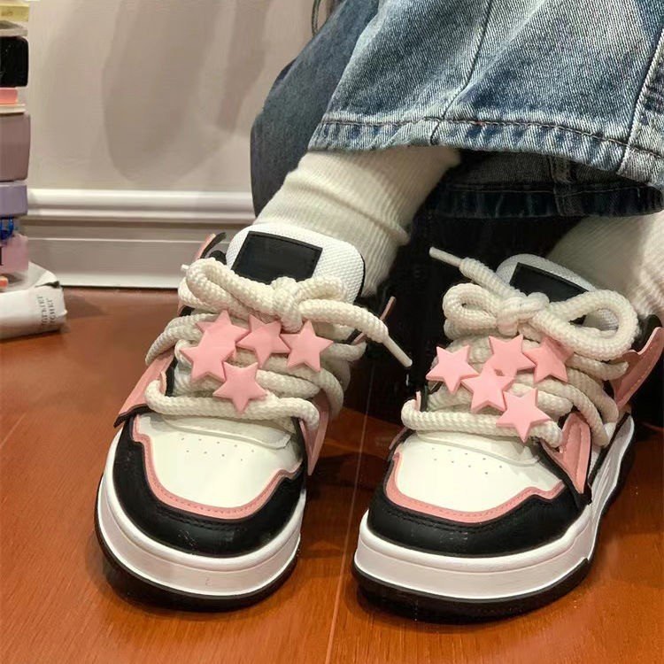 Damen Sneakers mit dekorativen Sternen von EB