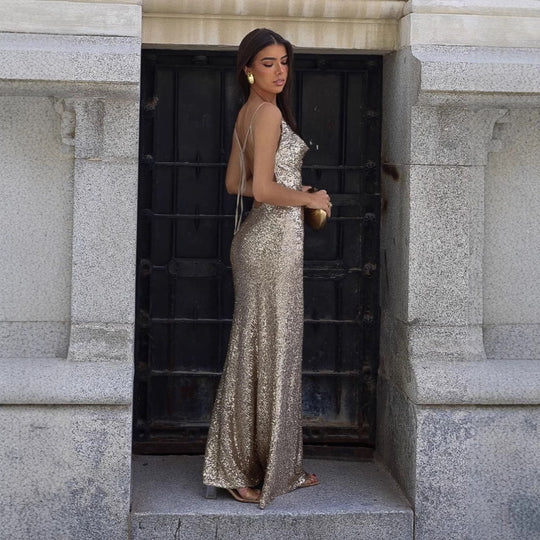 Damen Glamouröses Abendkleid mit tiefem Rückenausschnitt und schimmerndem Material EB