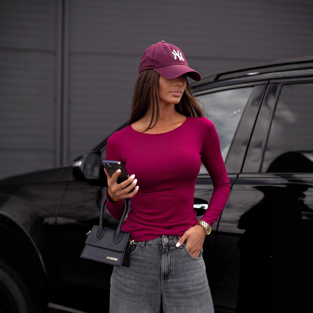 Damen figurbetontes Langarm-Shirt und weite High-Waist Denim-Jeans Eichborn Berlin