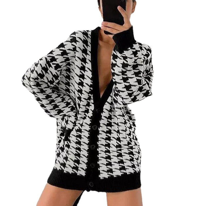 Damen Strickjacke mit modischem Karomuster und tiefem V-Ausschnitt EB