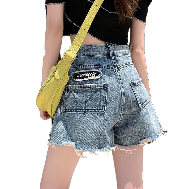 Damen Jeansshorts mit fransigen Säumen und einzigartigem Stickdetail EB