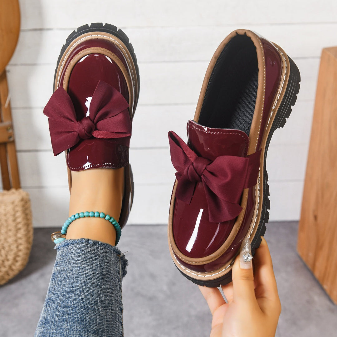 Damen  Lack-Loafer mit großer Zierschleife und profilierter Gummisohle EB