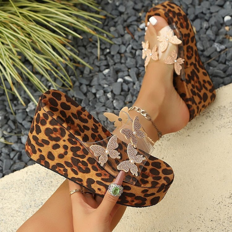 Damen Glamouröse Wedge-Sandaletten mit schimmernden Schmetterlings-Applikationen EB